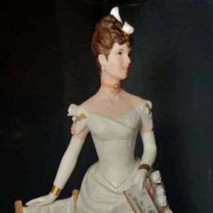 Avon-1986 presidents club. Beautiful Porcelain Figurine